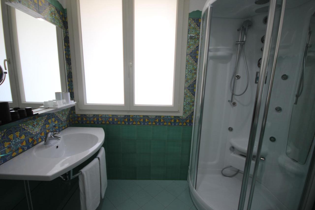 Queen Suite Spa Bath