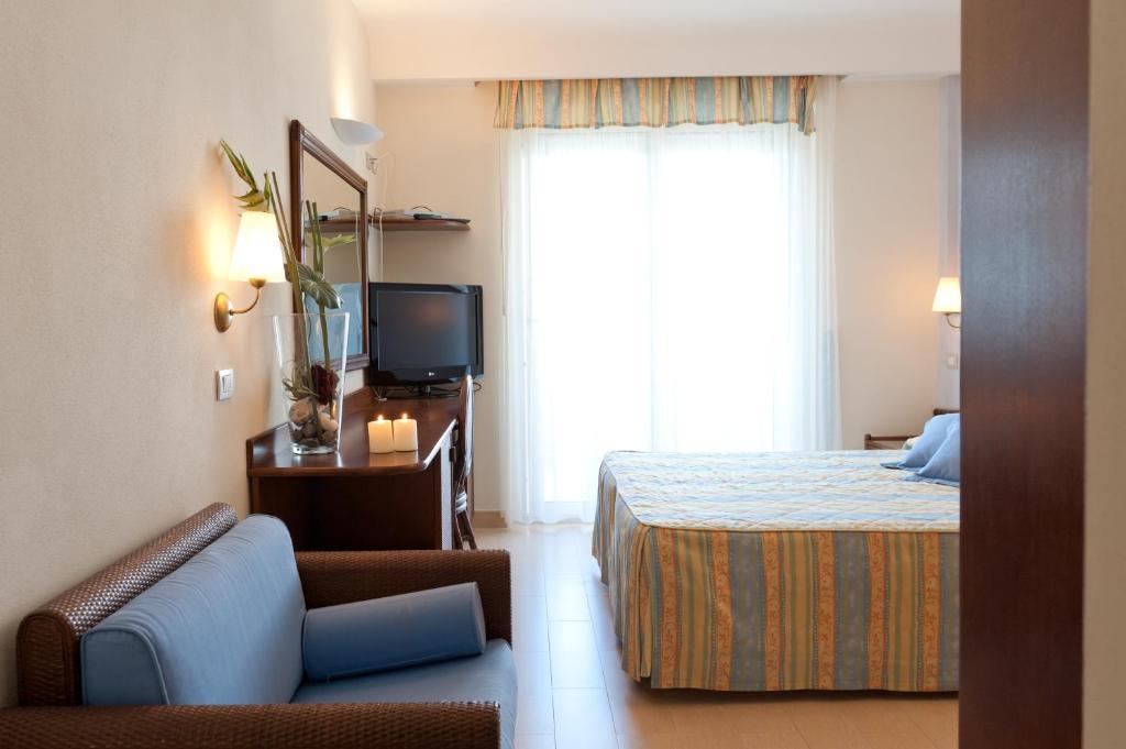 Deluxe Triple Room Pool View Lateral Sea View Beach Access